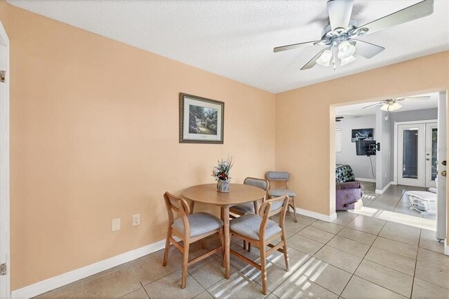 Building Photo - 2703 Forest Knoll Dr