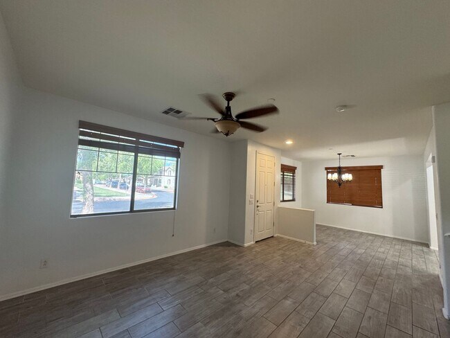 Building Photo - 4 BEDROOM HOME IN POWER RANCH