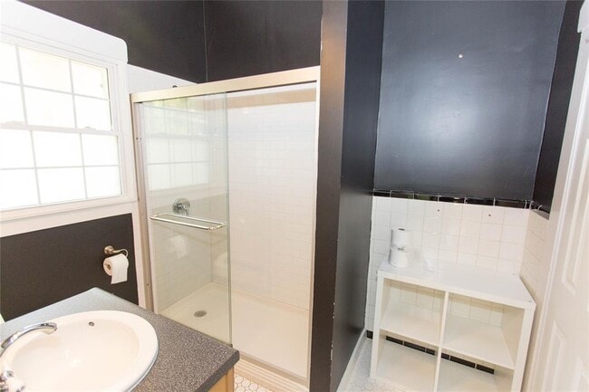 Building Photo - 201 W 33rd St