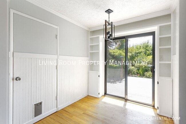 Building Photo - 725 Riverdale Dr