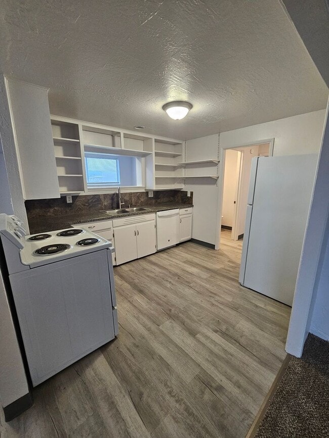 Building Photo - Almost 1300 sqft of Living Space with Plenty of Parking