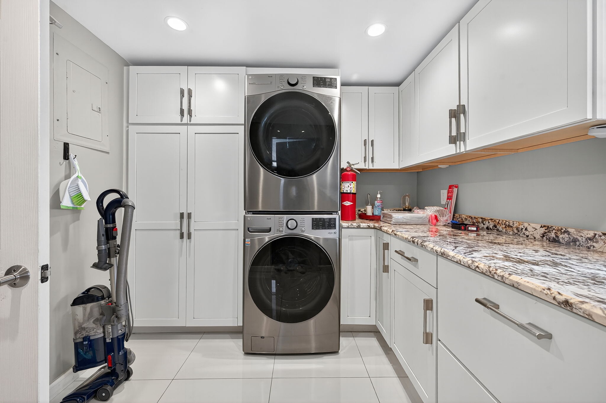 Building Photo - 6640 Douglas St