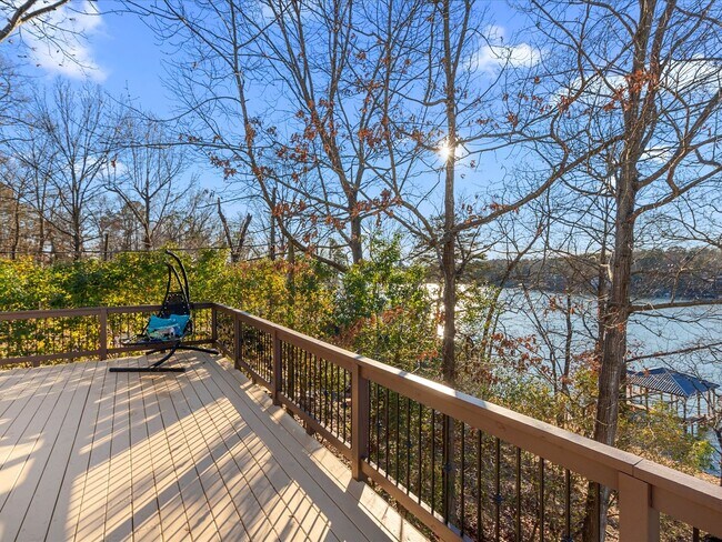 Building Photo - Studio Apt with waterviews on Lake Wylie!