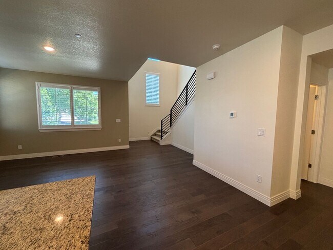 Building Photo - Elegant 3BR Townhome