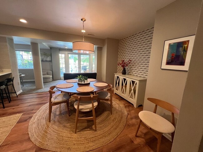 Building Photo - Carriage House