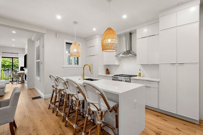 Building Photo - 722 E 5th St