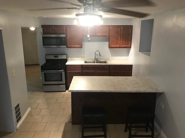 Building Photo - 6117 S Vernon Ave