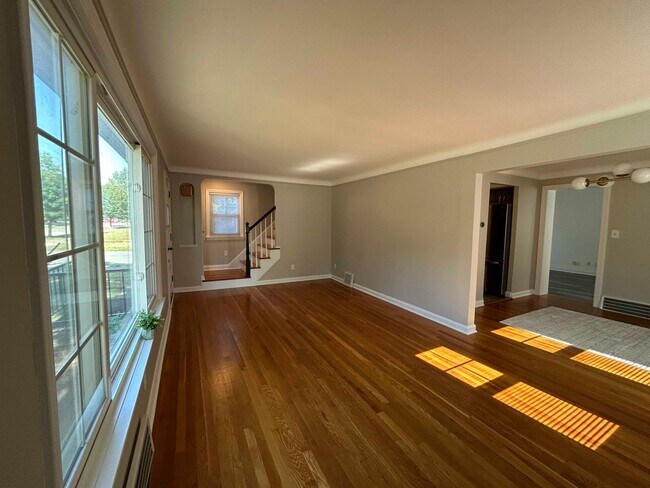Building Photo - Spacious Colonial For Rent in Lyndhurst