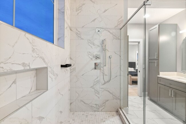 Building Photo - Spacious 4-Bed Gem in Nashville: 2360 sq f...