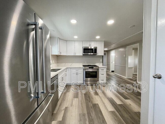 Building Photo - 738 Swan Dr