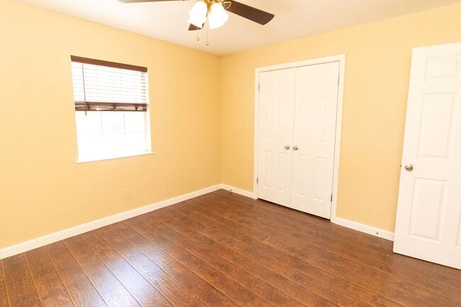 Building Photo - 910 N Carol Ave