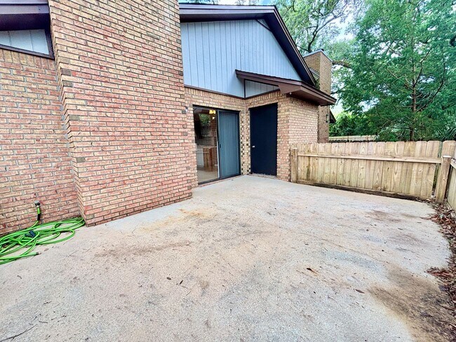 Building Photo - 9345 Chisholm Rd