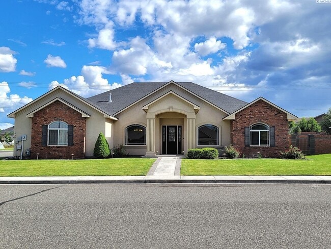 Primary Photo - Large South Richland 4 Bed/3 Bath Home