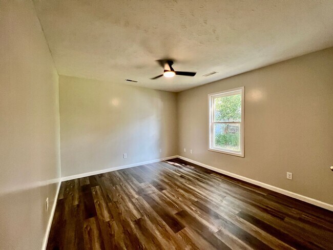 Building Photo - Renovated  3 bedrooms 1 full bath
