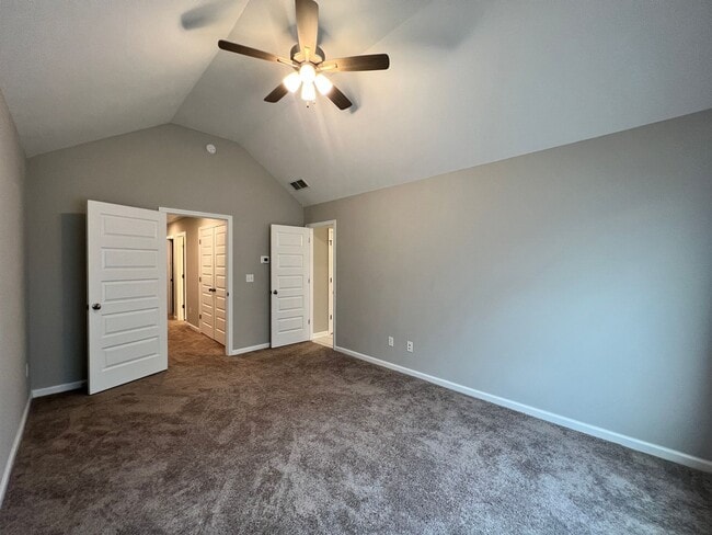 Building Photo - 3BED/2.5BATH end-unit townhome in Canterbu...