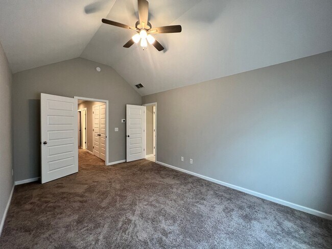 Building Photo - 3BR/2.5 BATH Townhome with Garage & Fenced...