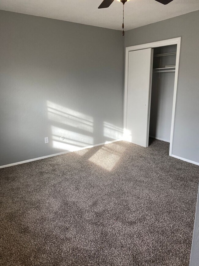 Building Photo - 3 bedroom/1.5 bathroom house/2 car garage