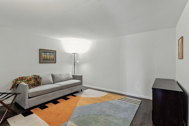 Building Photo - Stunning 1 Bed + Bonus Room/1 Bath Lower-L...