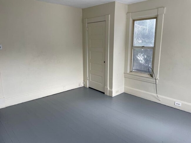 Building Photo - 1045-1047 Sunday St