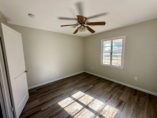 Building Photo - 544 N 7th Pl