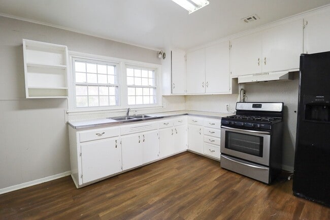 Building Photo - Beautifully Redone 3 Bedroom House! Available for Immediate Move in!