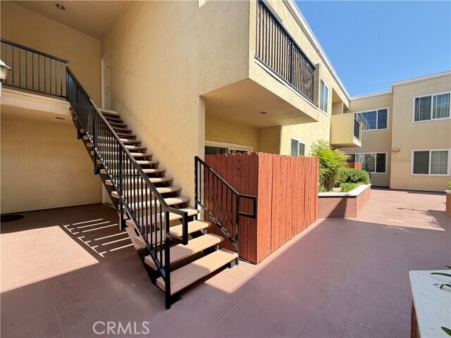 Building Photo - 300 E Providencia Ave