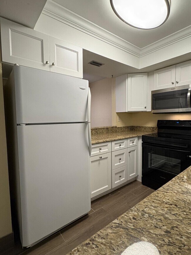 Building Photo - 802 Shorewinds Dr