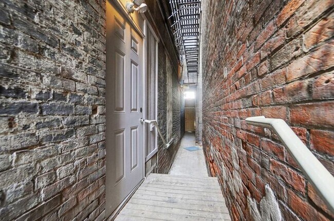Building Photo - 107 W Elder St