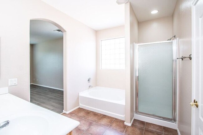 Building Photo - 5Bedroom/3Bath San Tan Vally Home!