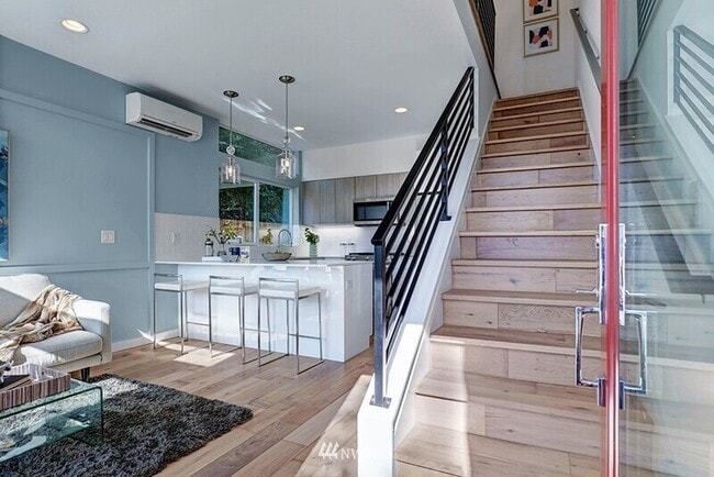 Building Photo - 632 10th Ave E