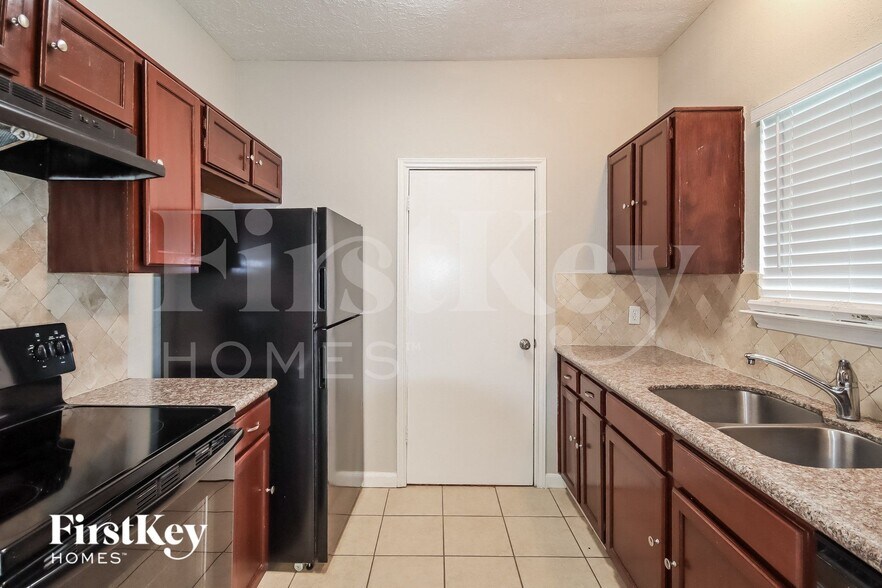 Building Photo - 10622 Lofty Pines Dr