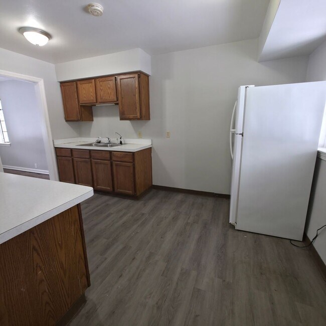 Building Photo - Single Family Home 2 beds 1 bath Available Now!
