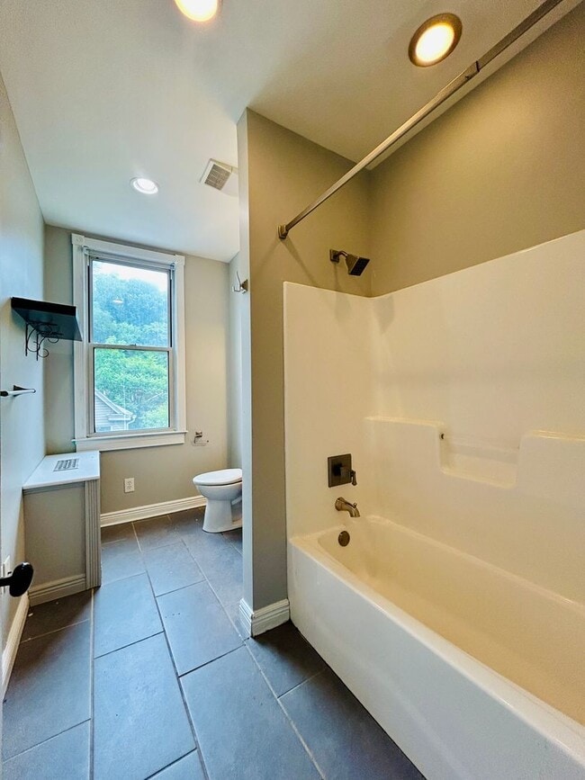 Building Photo - Large 3bd/ 1.5 bath Home w/Attic Room l Sp...