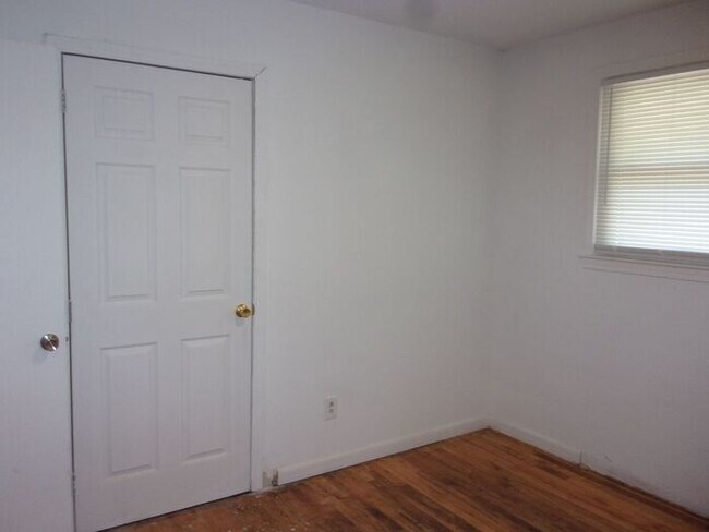 Building Photo - 3 Bedroom 1 Bath Brick Ranch - Recently Updated and Painted