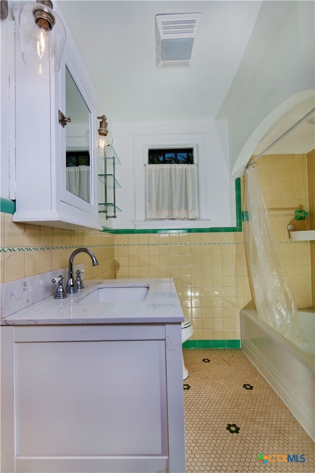 Building Photo - 620 Rogers St