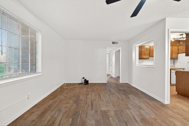 Building Photo - Move-In Ready 2BR Condo | Pool Access & Water Included