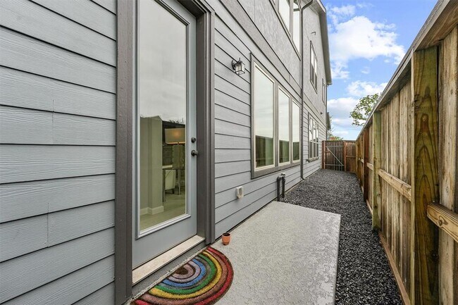 Building Photo - 1550 Park Path Dr