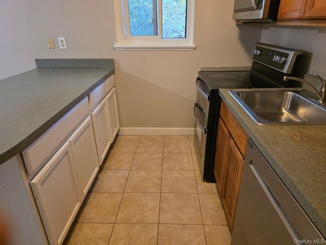 Building Photo - 4 Hudson Heights Dr