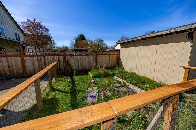 Building Photo - 5 Bedroom home, 2488sf with Central Air. Fenced Yard