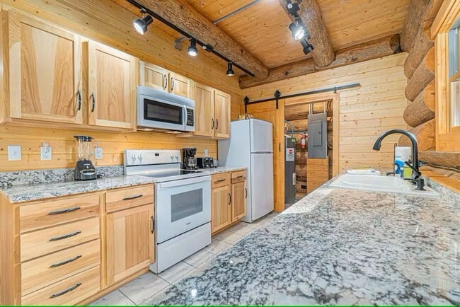 Building Photo - Furnished Log Cabin Extended Stay Summer Rental