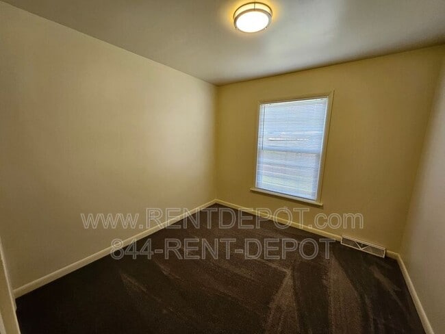 Building Photo - 7101 Pinehurst Dr