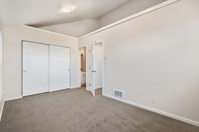 Building Photo - Modern 3-Bedroom Townhouse with Laundry in...