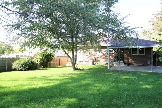 Building Photo - Beautiful and Spacious 3 Bedroom / 2 Bath ...