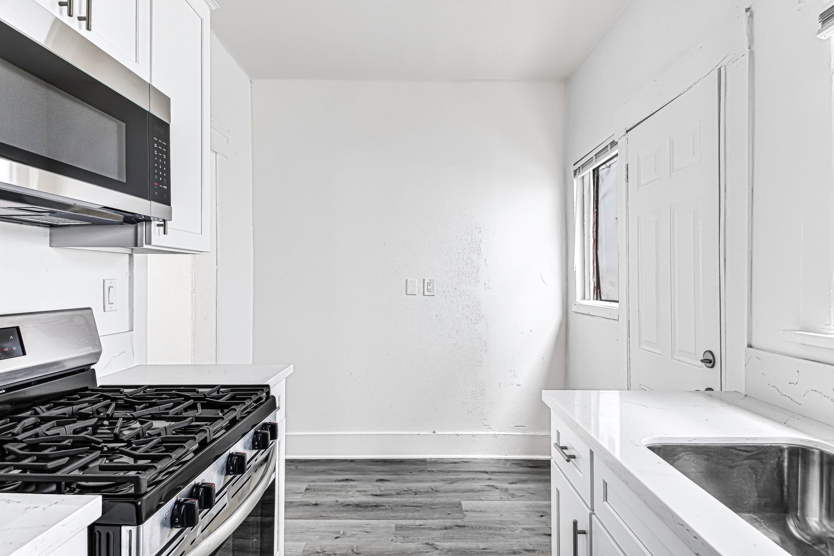 Building Photo - 1045 E 4th St