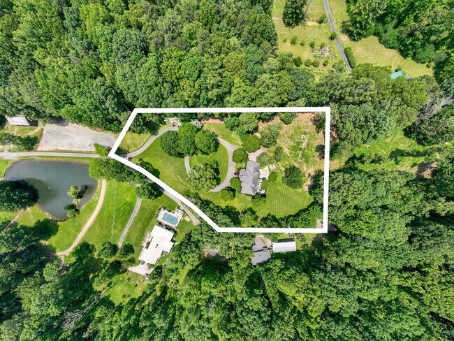 Building Photo - Spacious 6-Bedroom Furnished Home Near Asheville – Privacy, Comfort & Convenience!