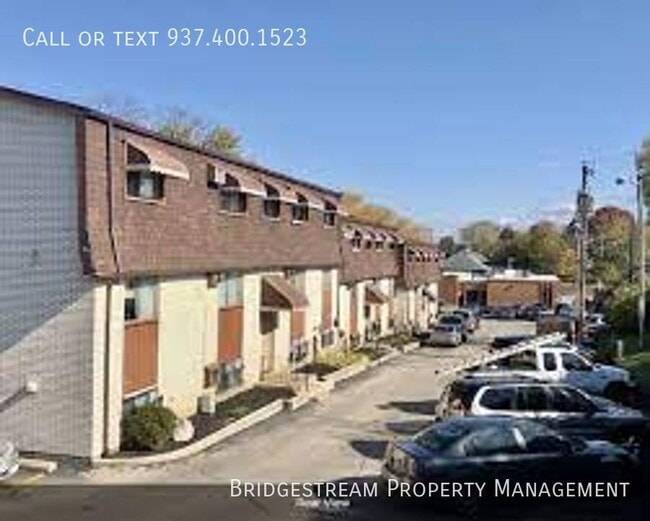 Building Photo - Nice middle level 2 Bedroom 1 bath unit in...