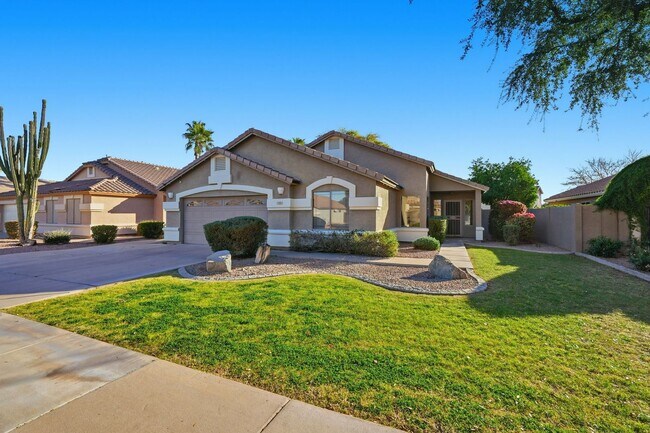 Building Photo - Four beds! Gilbert Location!