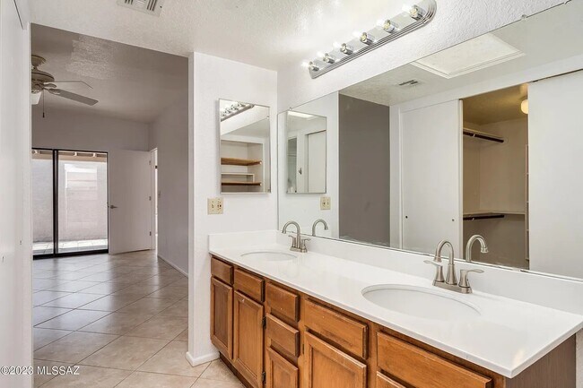 Building Photo - 4461 E Bullrush Ln