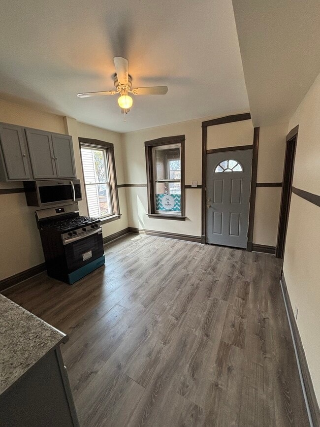 Building Photo - 1538 N Avers Ave