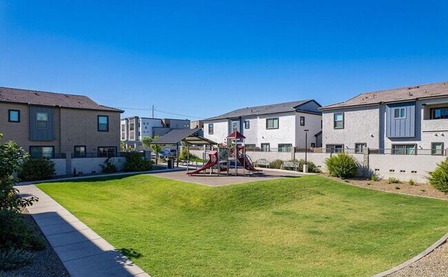 Building Photo - Stunning New 3Beds/2.5Bath Townhome in Phoenix, AZ!